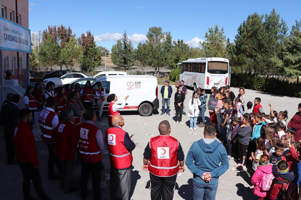 ErsinSivri's tweet photo. Türk @kizilaykecioren ailesi olarak Çankırı Atkaracalar ilçemizde eğitim gören ilk öğretim öğrencilerimize çeşitli hediye ve ikramlarda bulunarak keyifli bir gün geçirdik Desteklerinden dolayı  Kaymakamımız Sn @zubeyiryldrm_ ve Belediye başkanı Sn Harun Oflaz beye teşekkür ederiz https://t.co/zatlOuC7E3