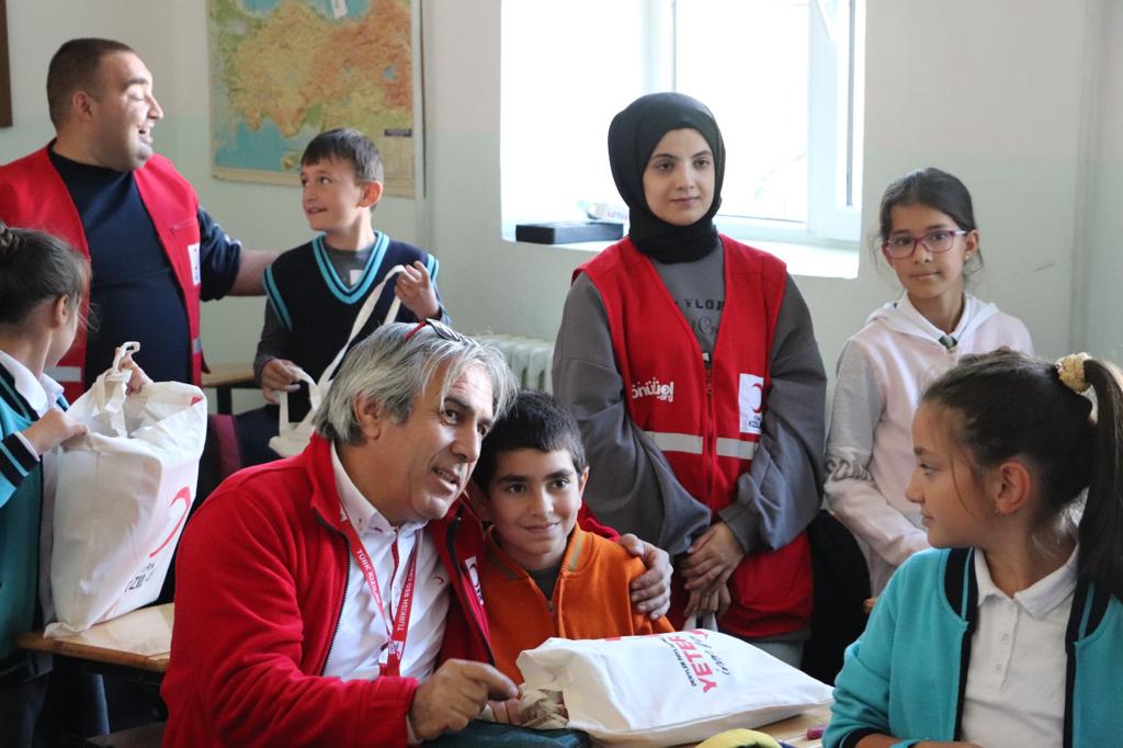 ErsinSivri's tweet photo. Türk @kizilaykecioren ailesi olarak Çankırı Atkaracalar ilçemizde eğitim gören ilk öğretim öğrencilerimize çeşitli hediye ve ikramlarda bulunarak keyifli bir gün geçirdik Desteklerinden dolayı  Kaymakamımız Sn @zubeyiryldrm_ ve Belediye başkanı Sn Harun Oflaz beye teşekkür ederiz https://t.co/zatlOuC7E3