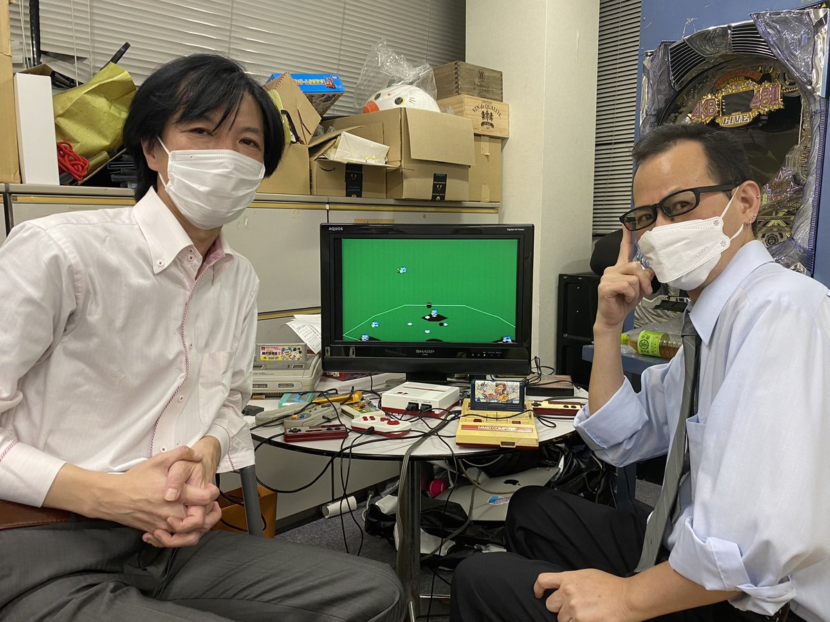 MEGAMIX_pachi's tweet photo. 総当たり×3の激しいリーグ戦も遂に終盤。上位2名による優勝戦（写真だけ見ると経済誌の対談みたいだな）。試合前の時点で…

ポーカー岩間L
5勝3敗

討将湯本リターンズB
6勝2敗

討将が勝てば優勝。ポーカーが勝てばどちらも6勝3敗。だが、これまでの直接対決の勝利の数でポーカーが優勝となるが… https://t.co/OjPyqbiWzG
