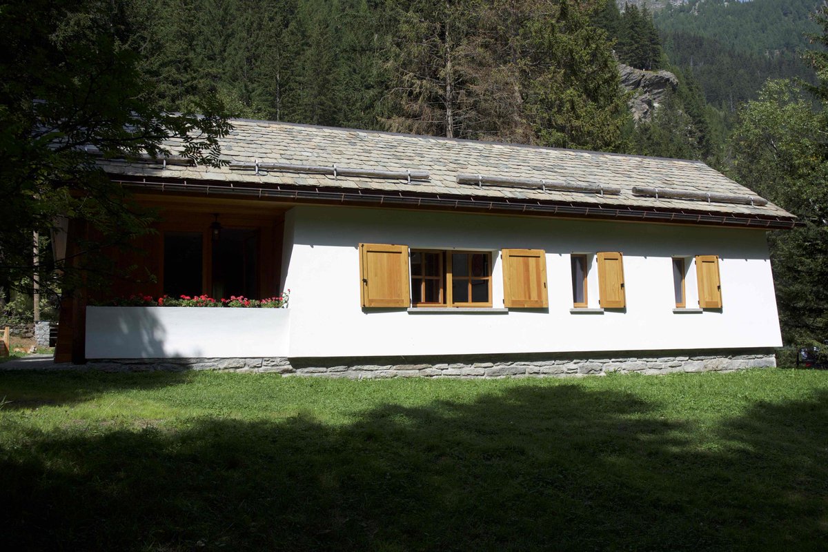 BarbaraWeissArc's tweet photo. Featured Project - Built in the 1950s in the Italian Alps, this single storey holiday home nestles into a clearing at the edge of a wood. BWA gained permission for the addition of two bedrooms and two shower rooms, and refurbished the interiors to suit the needs of the owners. https://t.co/X8kLoq8F3A