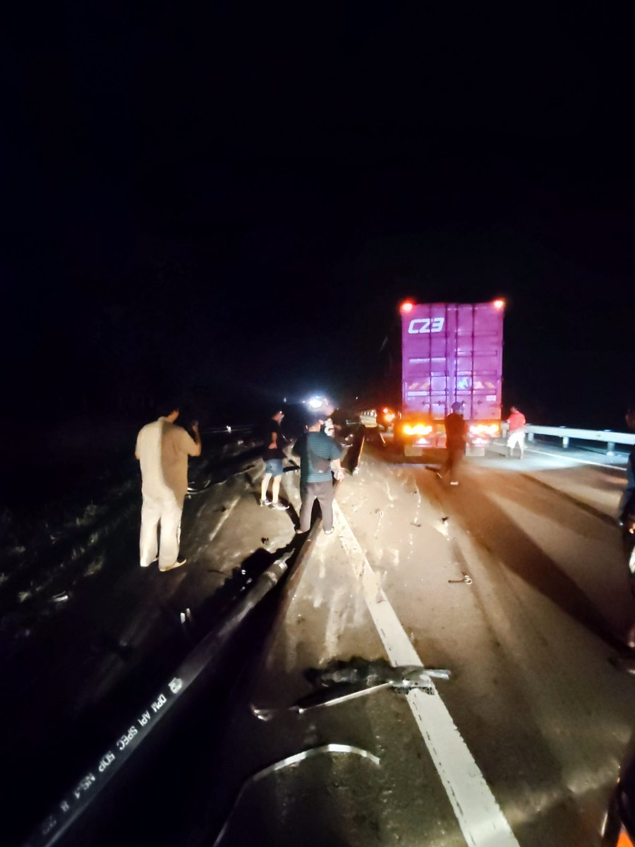 Megat_Yaesree's tweet image. Accident depan mata...

..apa-apa hal selfie dulu

#CheatDeath