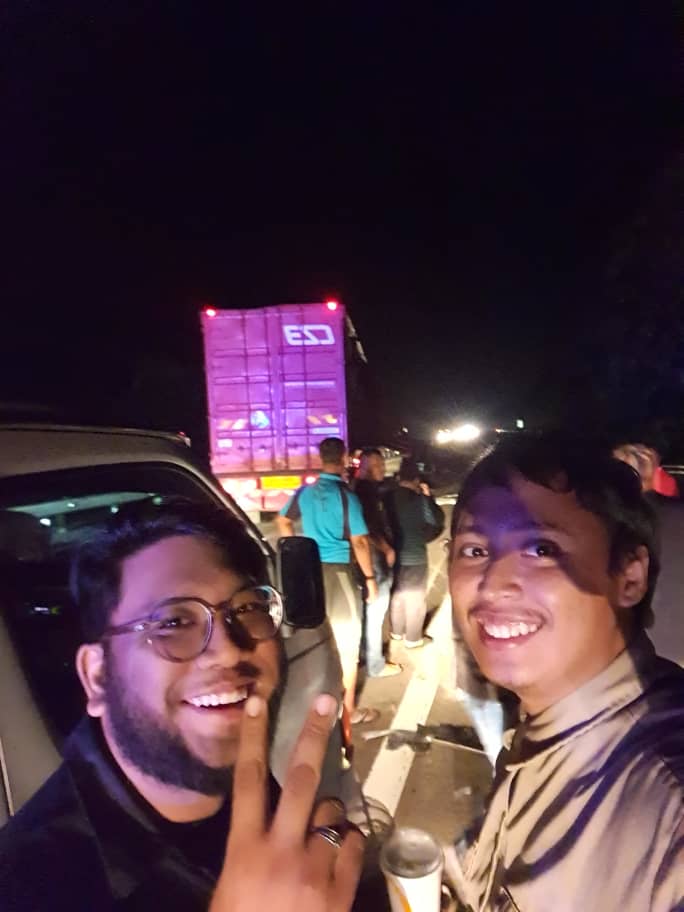 Megat_Yaesree's tweet image. Accident depan mata...

..apa-apa hal selfie dulu

#CheatDeath