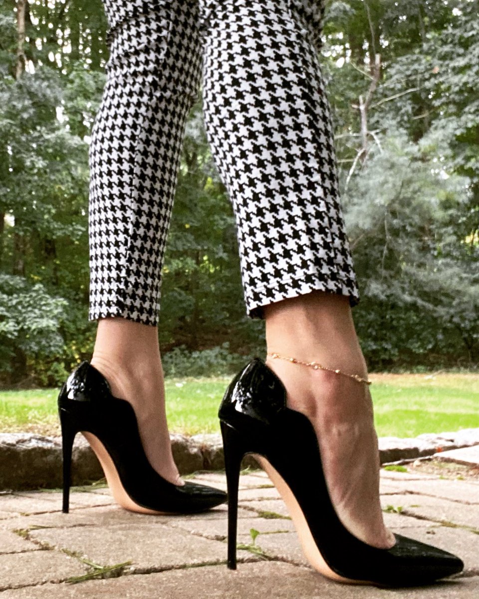 luv_heels's tweet photo. #luvshoes #highheels #heels #officeheels #heelsintheoffice #Mondayvibes #legs #blackheels #classicheels https://t.co/oPR5k6u7ru