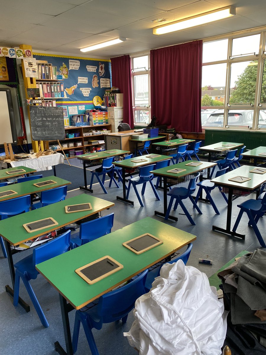 TSlivinghistory's tweet photo. Another afternoon of Victorian learning for the P3s of Carrick PS in Lurgan - there was reading,writing,spelling,counting,vocal gymnastics & a physical drill to circulate the blood!
#historyinschools #MissAnderson #SchoolLongAgo #livinghistory
@carricklurgan https://t.co/cedHfpUCNI