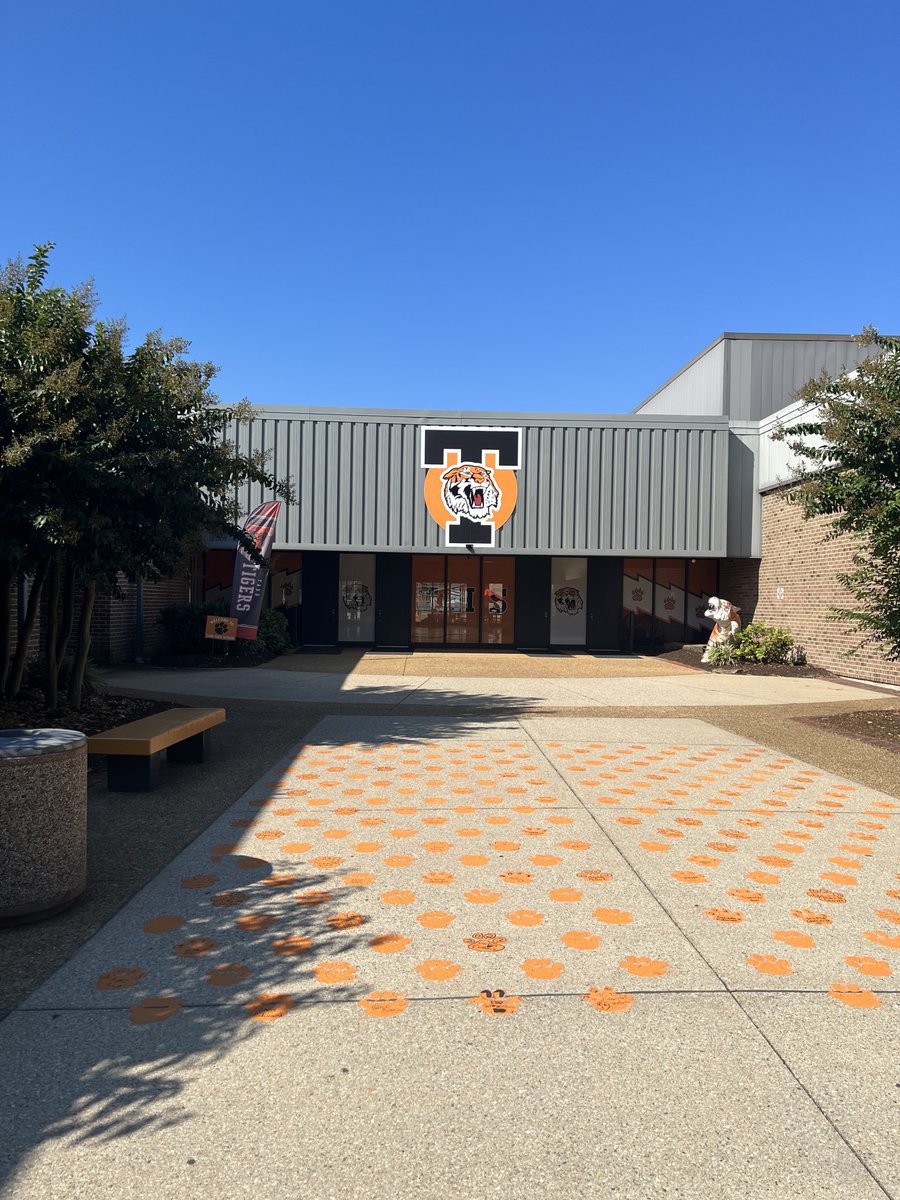 Image360NN's tweet photo. Tabb High School has new signage and graphics when entering!
#signs #graphics #signage #graphicdesigner https://t.co/e1uU4fVvpJ
