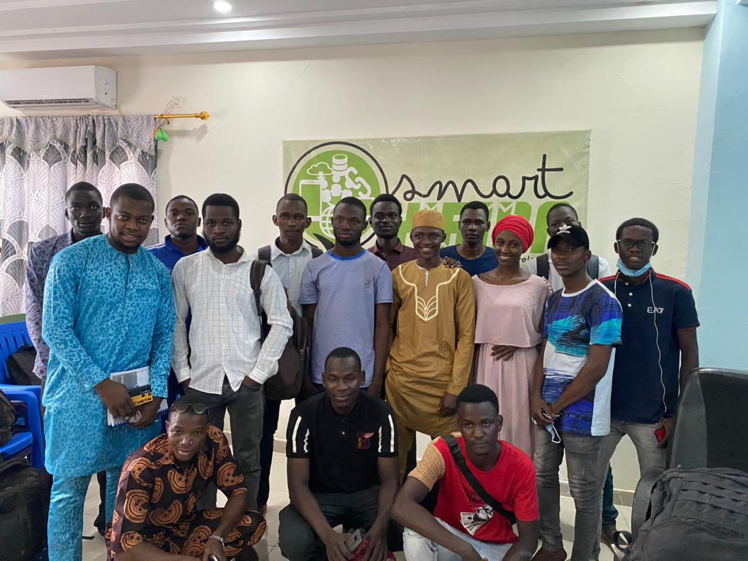 smartyiriba's tweet photo. #photos de Famille pour immortaliser le début de cette aventure prometteuse 💡☘️
La jeunesse , notre Avenir !
#Smartyiriba
#diveintocode
#informatiques
#innovation https://t.co/pymLzr4fJe