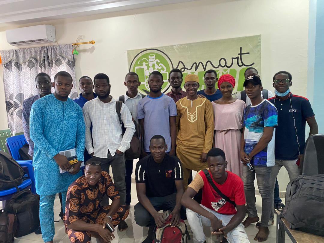 smartyiriba's tweet photo. #photos de Famille pour immortaliser le début de cette aventure prometteuse 💡☘️
La jeunesse , notre Avenir !
#Smartyiriba
#diveintocode
#informatiques
#innovation https://t.co/pymLzr4fJe