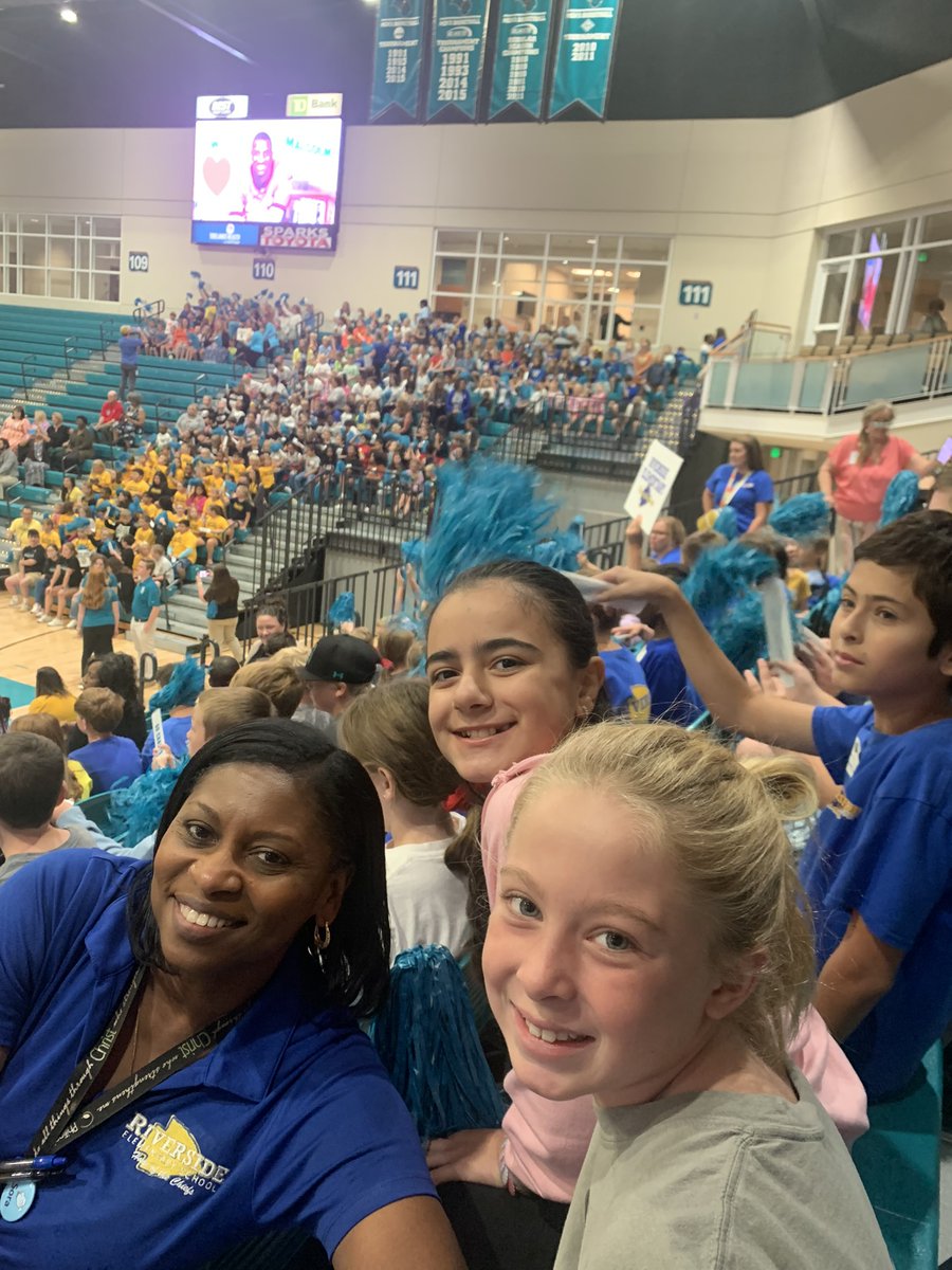 Riversidereads's tweet photo. Riverside MVPs at the Read with Malcolm Celebration!
#HCSLibraryMedia https://t.co/zPoeMhidxy