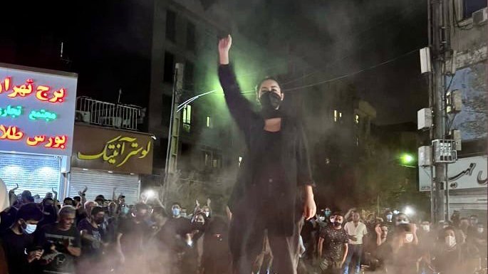 Proteste im #Iran weiten sich aus 

Die Reaktionen auf die Ermordung von Mahsa Amini in den Städten des Iran und in den sozialen Netzwerken ließen den persischen Hashtag #Mahsa_Amini zum globalen Trend werden.

#IranRevolution #MahsaAmini #JinJiyanAzadi 

bit.ly/3Rtbrhn