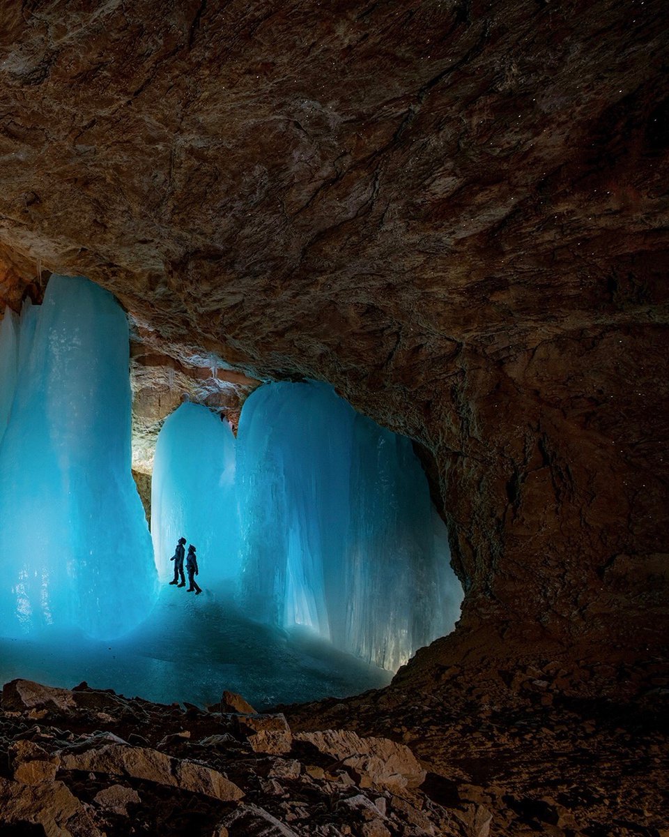 angelo_ousley's tweet photo. Foto di Robbie Shine @shonephoto |  Parole di Denise Hruby @denisehruby: Le magiche grotte di ghiaccio delle Alpi rischiano di svanire nel nostro clima caldo.  Per secoli, questo spettacolare mondo sotterraneo ha incantato i visitatori. https://t.co/jcFnBIlL9Q