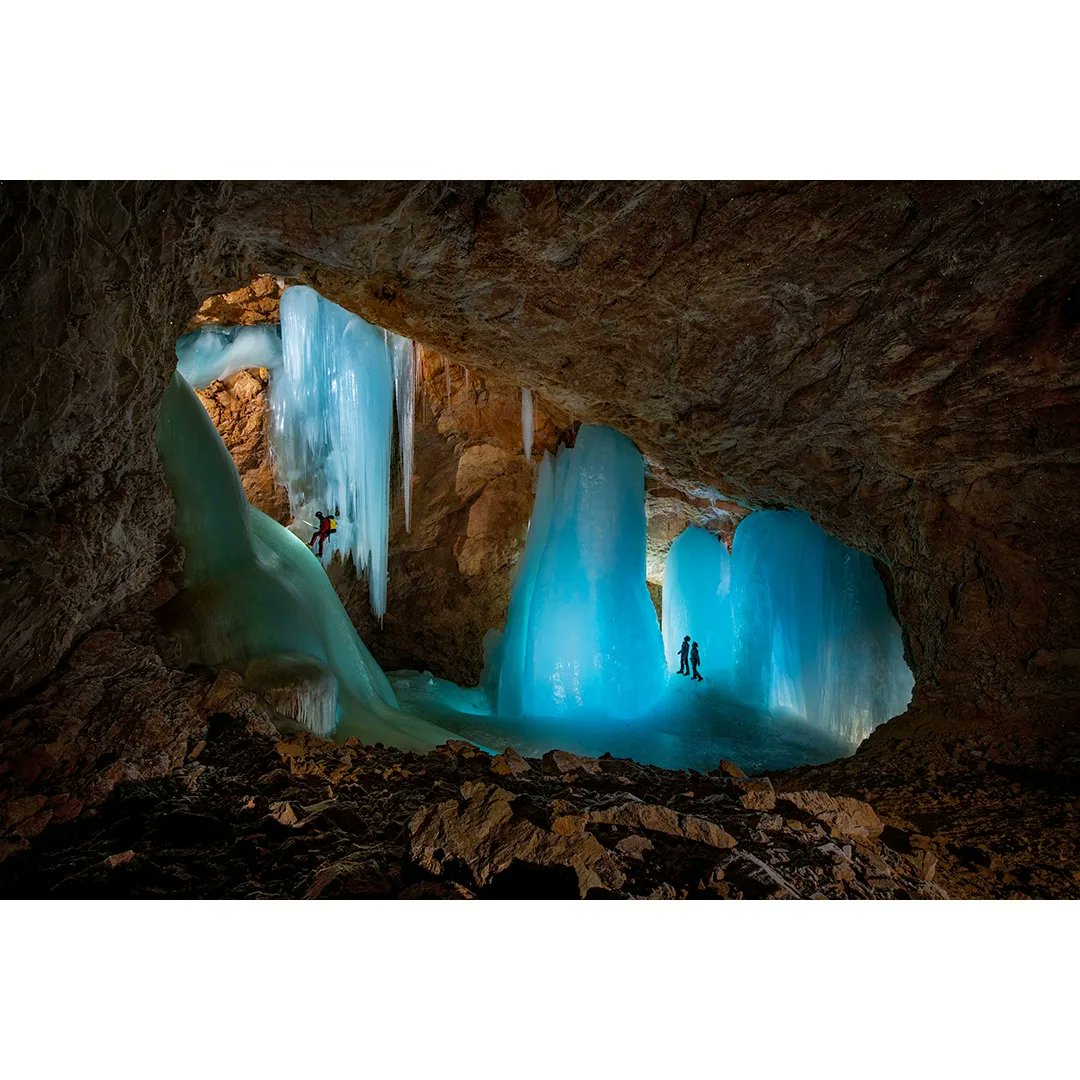 angelo_ousley's tweet photo. Foto di Robbie Shine @shonephoto |  Parole di Denise Hruby @denisehruby: Le magiche grotte di ghiaccio delle Alpi rischiano di svanire nel nostro clima caldo.  Per secoli, questo spettacolare mondo sotterraneo ha incantato i visitatori. https://t.co/jcFnBIlL9Q