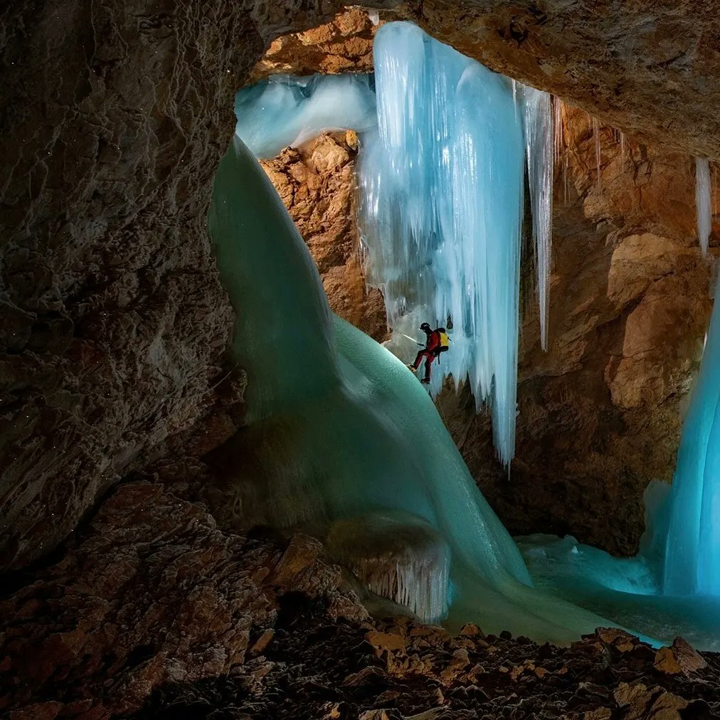 angelo_ousley's tweet photo. Foto di Robbie Shine @shonephoto |  Parole di Denise Hruby @denisehruby: Le magiche grotte di ghiaccio delle Alpi rischiano di svanire nel nostro clima caldo.  Per secoli, questo spettacolare mondo sotterraneo ha incantato i visitatori. https://t.co/jcFnBIlL9Q