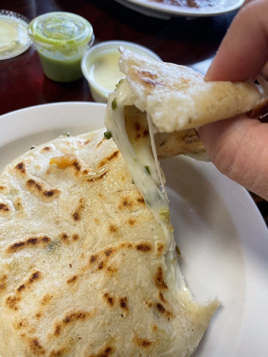 LadyDiBi78's tweet photo. Estas pupusas, como deben ser…pijo de queso y #loroco!!!! YO-MIIIIIII! https://t.co/iTCUvf8Gjj