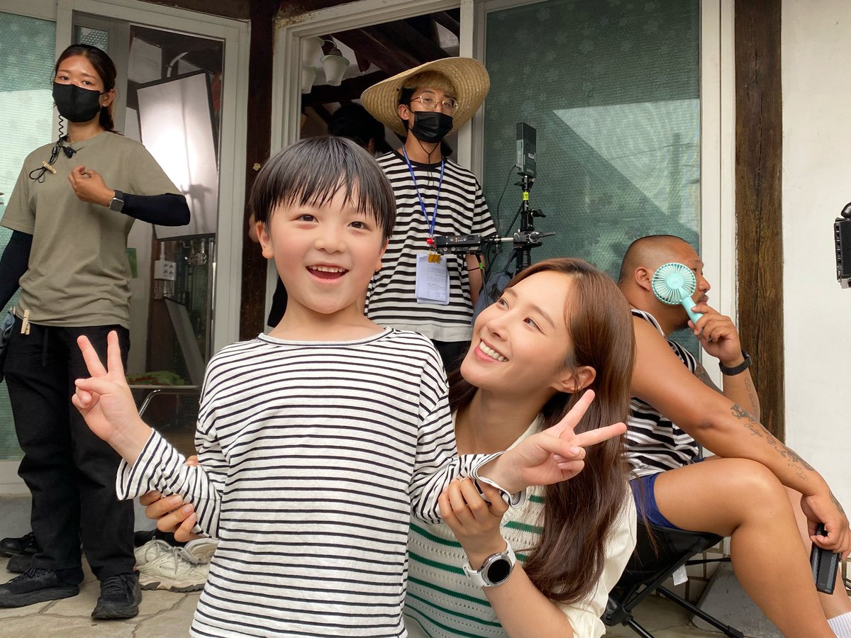 chloe____9's tweet photo. #드라마굿잡

대기시간 틈틈이 챙겨주시고
간식 나눠주신 유리누나💚

단이는 더워서 머리가 흠뻑 젖었는데
유리누나는 뽀송뽀송해서 신기하데요 😂
여신은 더위도 안타나요?

더운데 어린 단이 고생한다고 
수시로 챙겨 주시던 음문석 배우님💙

단이랑 촬영할때
연기코칭 해주시던 정일우 배우님 💙 https://t.co/RfmvWxiqwG