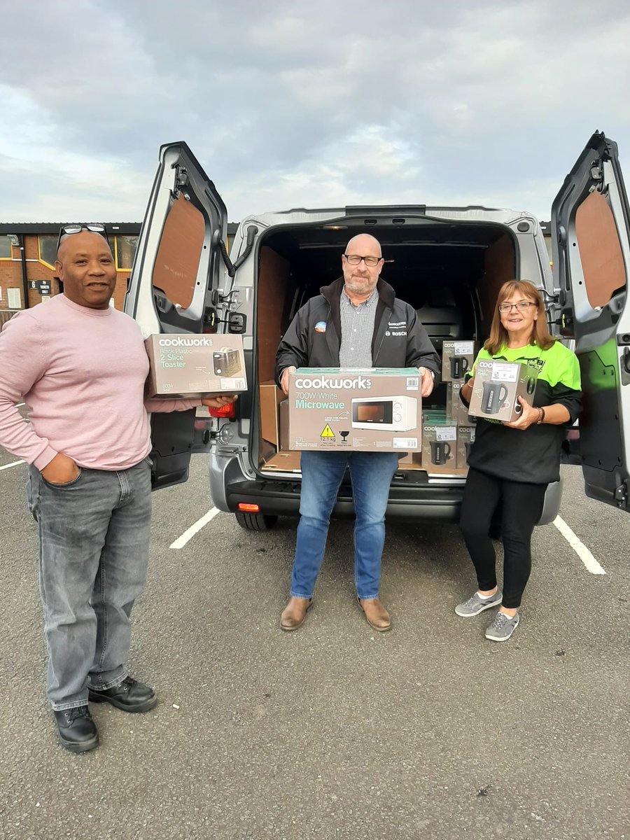 Today, Port Vale Foundation donated 10 microwaves, 10 toasters and 10 kettles to Symmetrical North Staffs, which will help support young people leaving care🖤🤍

👉symmetricalnstaffs.org

#PVFC | #PVFCFoundation