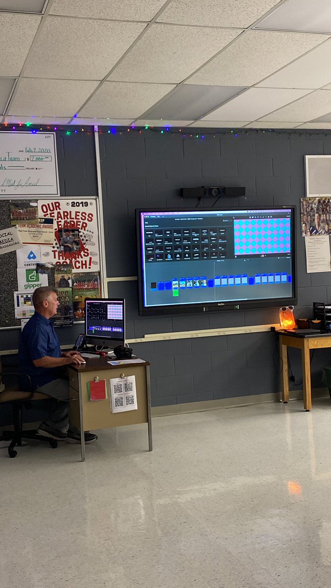 hprhs_madison's tweet image. @kfenlon67 teaching our media 1 students about the Shots, Angles, and Movements project! I remember doing this, good luck guys!! @HPRwildcats @JonTallamy @becky_sarno @BrianEmmaHP @SeamusWCampbell @coachcdexter #SAMproject #media1