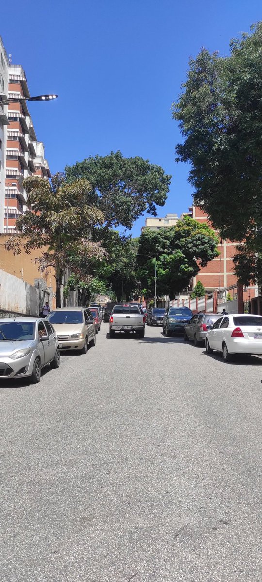 AiamPhoto's tweet photo. Abuso y congestión en la calle Monsensol de la av Sanz del Marqués hacen doble fila y dejando sólo un canal libre. @PolisucreOficia https://t.co/waqKjRruLC