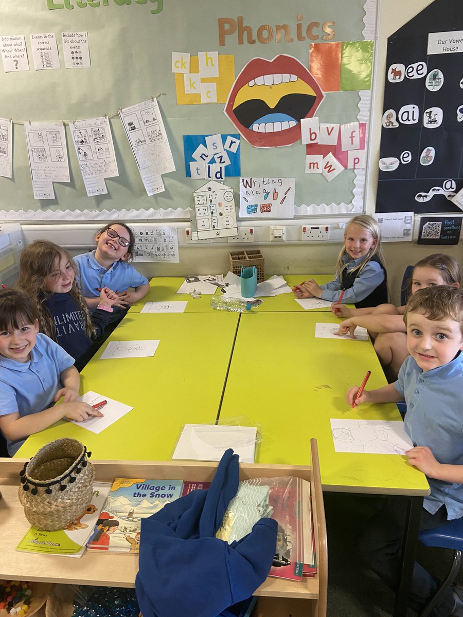 P2DSPS's tweet photo. We enjoyed designing our Christmas cards for the parent council today. We also had lots of fun dancing to Christmas songs afterwards too ⛄️ 🎅🏻 🕺 @SimpsonPrimary https://t.co/nyhTQiom4k