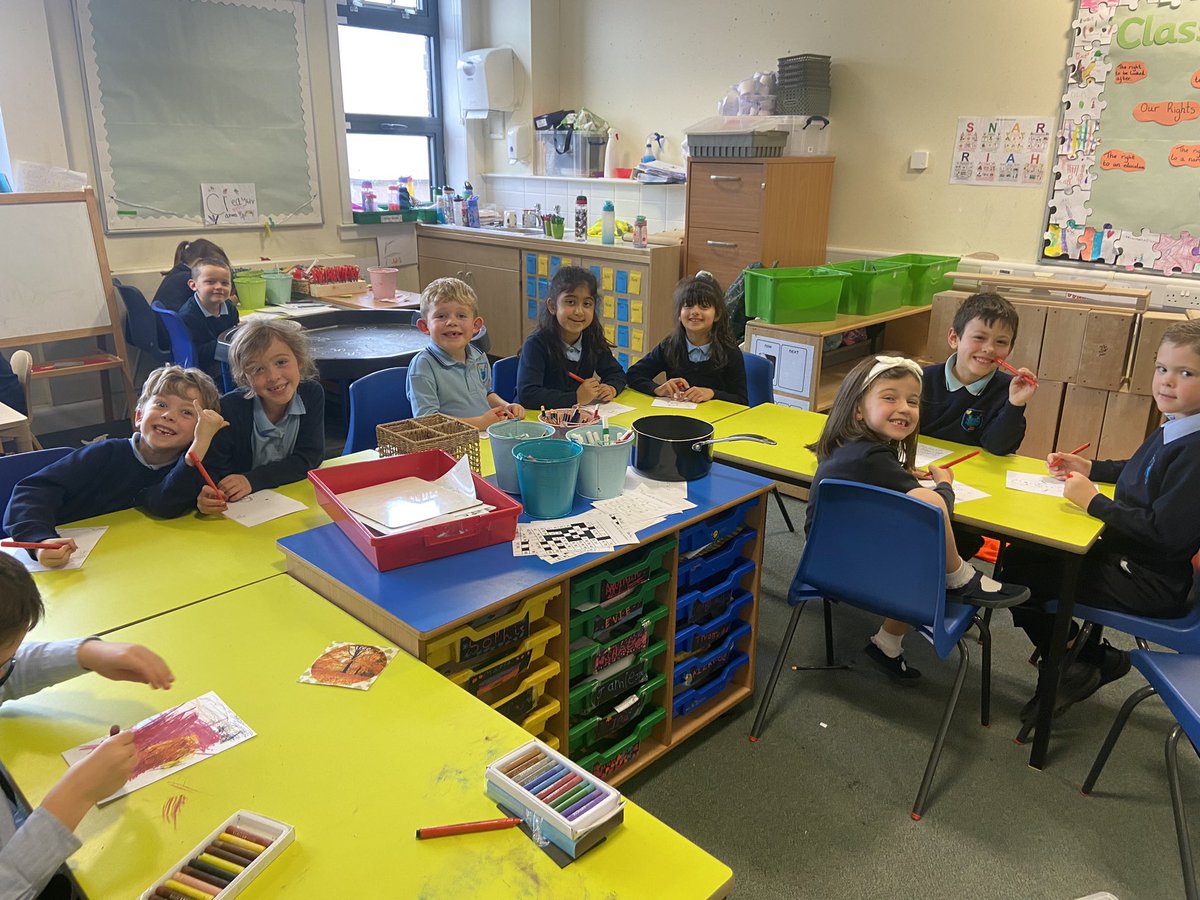 P2DSPS's tweet photo. We enjoyed designing our Christmas cards for the parent council today. We also had lots of fun dancing to Christmas songs afterwards too ⛄️ 🎅🏻 🕺 @SimpsonPrimary https://t.co/nyhTQiom4k