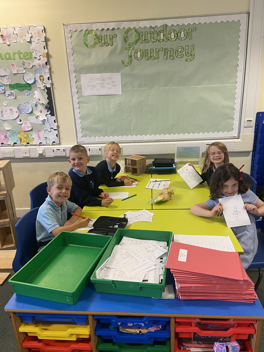 P2DSPS's tweet photo. We enjoyed designing our Christmas cards for the parent council today. We also had lots of fun dancing to Christmas songs afterwards too ⛄️ 🎅🏻 🕺 @SimpsonPrimary https://t.co/nyhTQiom4k
