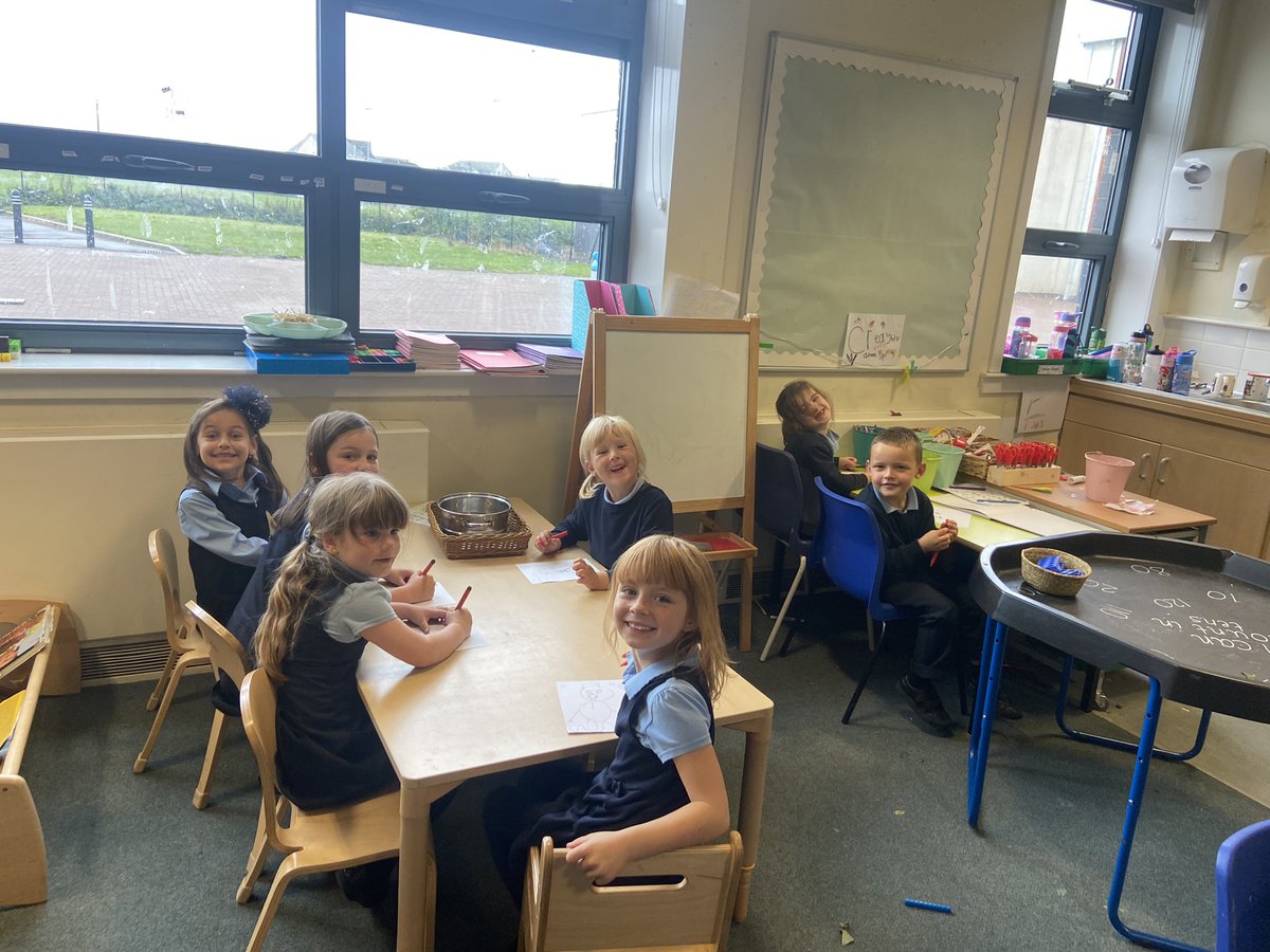 P2DSPS's tweet photo. We enjoyed designing our Christmas cards for the parent council today. We also had lots of fun dancing to Christmas songs afterwards too ⛄️ 🎅🏻 🕺 @SimpsonPrimary https://t.co/nyhTQiom4k