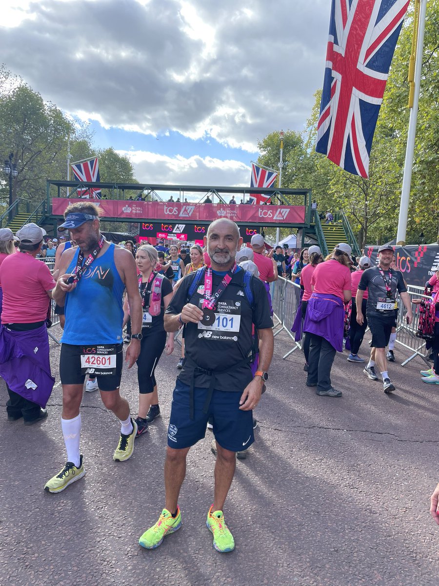 foxfoundfooty's tweet photo. We are extremely proud of Coach Steve's @DVHS_SBR achievements in completing the @LondonMarathon yesterday! 👏🏃‍♂️🏅

If you would like to support &amp; donate to his chosen charity @DerianHouse you can at:
 https://t.co/J2sZ0Pk4Yk https://t.co/2TjpzXgTOo
