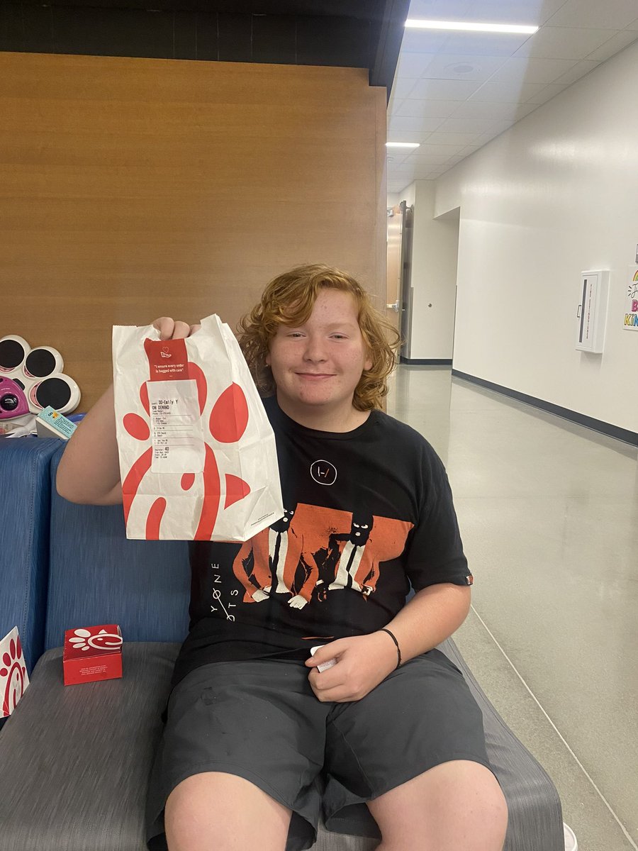MsYunger's tweet photo. Forgot to tweet this out but our first Grizzly Student of the Month was Henry!!! He is new to Turner and has set a great example of what it means to be a Turner Bear. Great job Henry!!!! #TMSCode #turnerusd202 https://t.co/B18V1DBUma