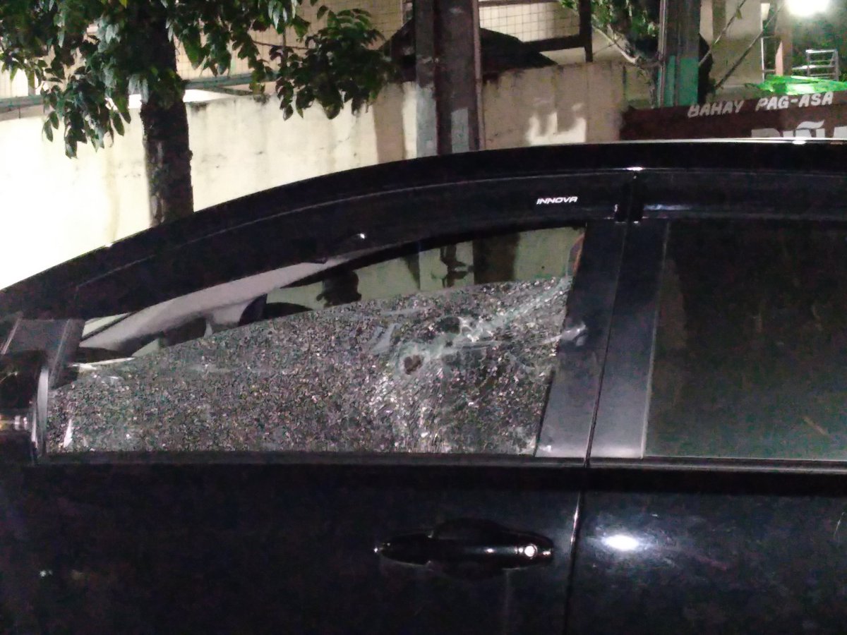 nicobagsic's tweet photo. LOOK: Vehicle of radio broadcaster Percival Mabasa who was shot dead at the gate of BF Homes Resort in Parañaque at around 8:30pm, Monday night. Two pieces of empty shell of unknown caliber were recovered at the crime scene. Investigation is still ongoing. |  @ABSCBNNews https://t.co/dHnk89tJsb