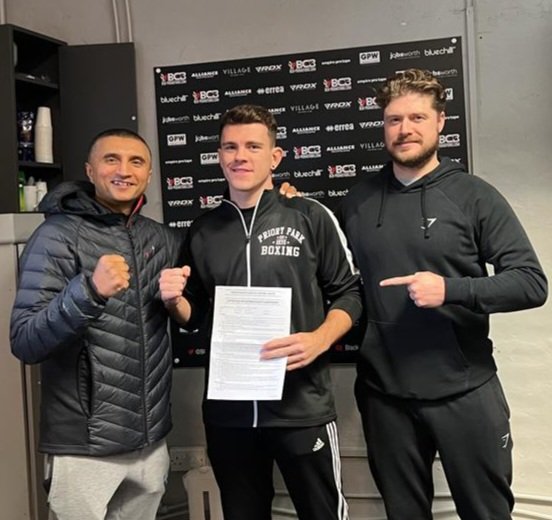 Pleased to announce I have now signed my professional boxing contract with Black Country Boxing BCB! 

Very excited to start my journey in the pro ranks with my team Priory Park 👊 

Now let's get started 🥊
#boxing #proboxing