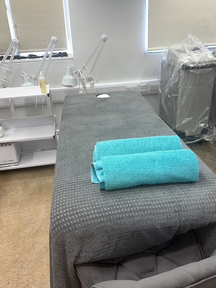 Sineadcroninx's tweet photo. Swedish Body massage what a way to start the week !! 😍@TUS_BH #FullBodyMassage #beautyandspatus #activelearning #degree #secondyear #relaxation https://t.co/u81BELtRSB