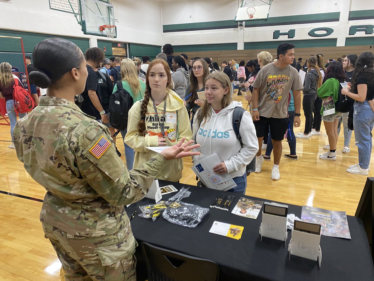 MsAB_Counselor's tweet photo. College &amp; Career Fair fun happening at HHS 💚 https://t.co/hWNtHQnaog