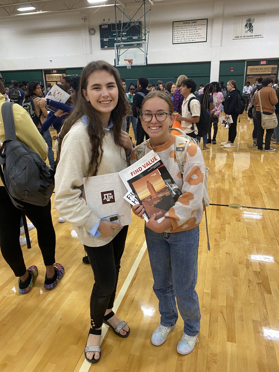 MsAB_Counselor's tweet photo. College &amp; Career Fair fun happening at HHS 💚 https://t.co/hWNtHQnaog