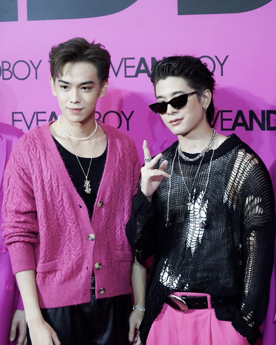 RevenExquisite's tweet photo. @third_n and #XXSIVK wearing our designs, Diamonds Pendant necklace  to hit the stage  #EVEANDBOYxTRINITY at #EVEANDBOY grand opening at Seacon Square #ebseacongrandopening this evening. They look so hot with diamond and pink combo right?! #TRINITY_TNT #REVENxTRINITY #REVEN https://t.co/PpNCQBnQDQ