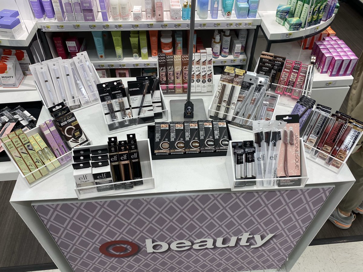 Target BayParkway T3356 celebrated National Brow Day!!! Our beauty consultants had so much fun sharing their favorite products for perfectly sculpted and shaped brows with special giveaways for our guest. ❤️❤️❤️