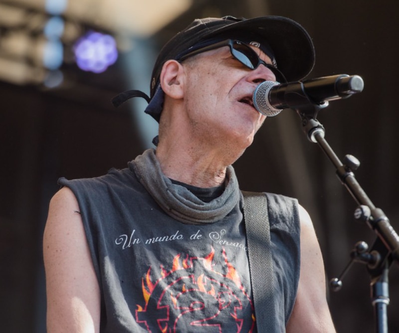 Se acaba de confirmar la muerte de Pogo, líder y vocalista de Los Peores de Chile . Nuestras más sentidas condolencias a la familia y amigos de este gran ícono del punk nacional. 

 onx.la/93acb