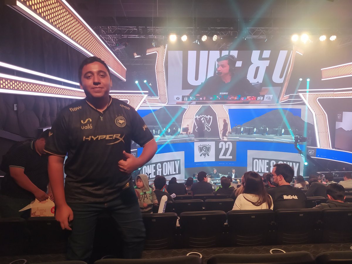 LicRoy2's tweet photo. @LLA @LLA por si las dudas, me encuentro en la cdmx, ayer pase a la sala principal para apoyar a Loud y DFM 😍 

#worlds2022 #GrandeLATAM @SenpaiHonguito https://t.co/zV8DblUWuu