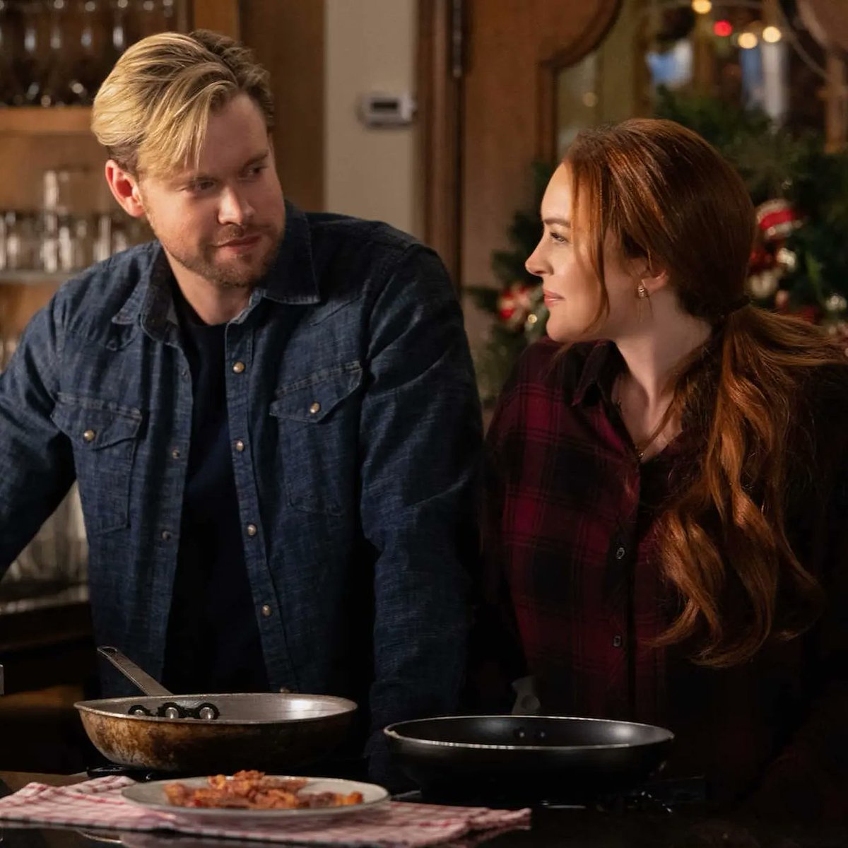 ViernesMagazine's tweet photo. Te dejamos las primeras imágenes de la comedia navideña que protagoniza Lindsay Lohan: "Navidad de Golpe".
Estreno: 10 de noviembre.

@lindsaylohan #FallingForChristmas #NavidadDeGolpe #LindsayLohan #Netflix https://t.co/PNzZrrsqSf
