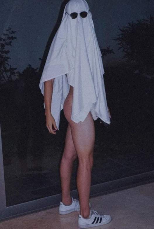 Mí mamá: así te vas a ir a Halloween?

Yo: así como?