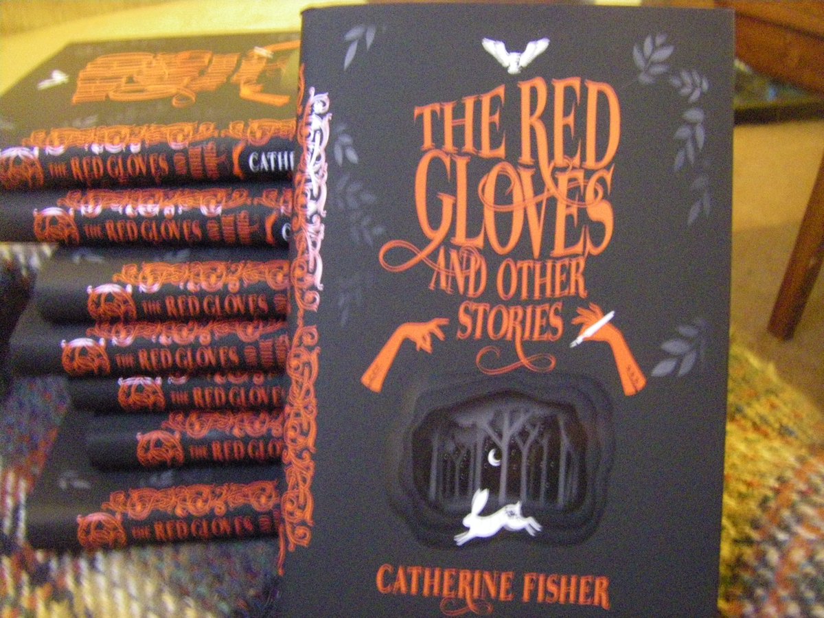 To celebrate the spooky season I'm giving away one signed copy of The Red Gloves and Other Stories, for all lovers of the weird and strange. Like and re-tweet this, random choice made Sunday 9th Oct. @FireflyPress #redglovesandotherstories