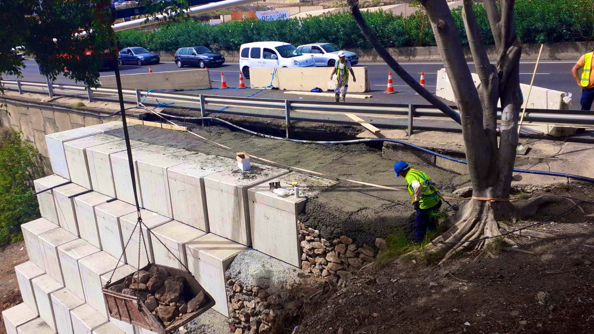 mapdelpino's tweet photo. ✅A partir de mañana, a las 7h, quedará abierto al tráfico el carril cerrado de la GC-1 entre Las Huesas y Marpequeña.

Hemos construido un muro parcial basado en bloques de hormigón para acelerar la apertura del carril y minimizar el daño al tráfico en tan sólo 1 semana. 

(1/3) https://t.co/FXRBw8lwWc