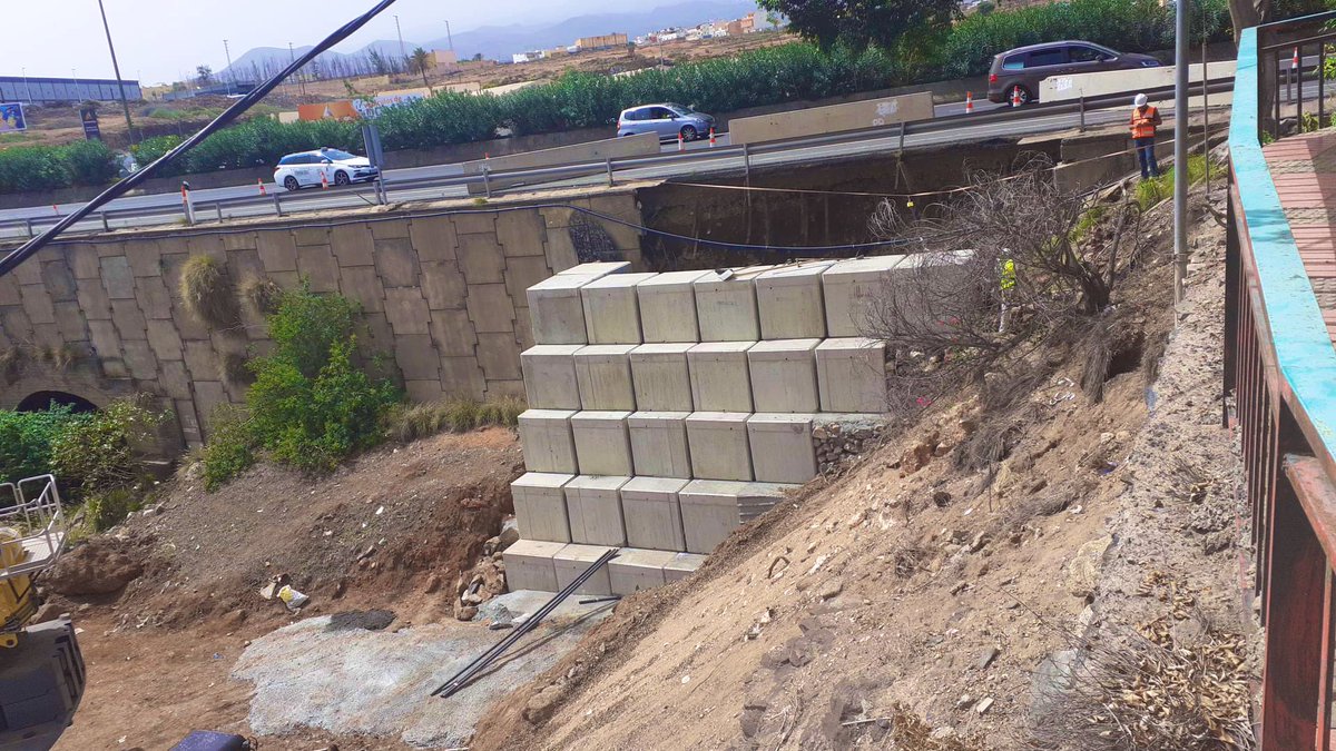 mapdelpino's tweet photo. Quiero agradecer a los técnicos de @CarreterasGC y al equipo técnico del contratista, el tremendo esfuerzo realizado, reduciendo los tiempos a 1 semana de las 3 previstas inicialmente.

Mañana, 4 de octubre, regresará la normalidad a la GC-1.

(3/3) https://t.co/6HHq5Xz6GJ