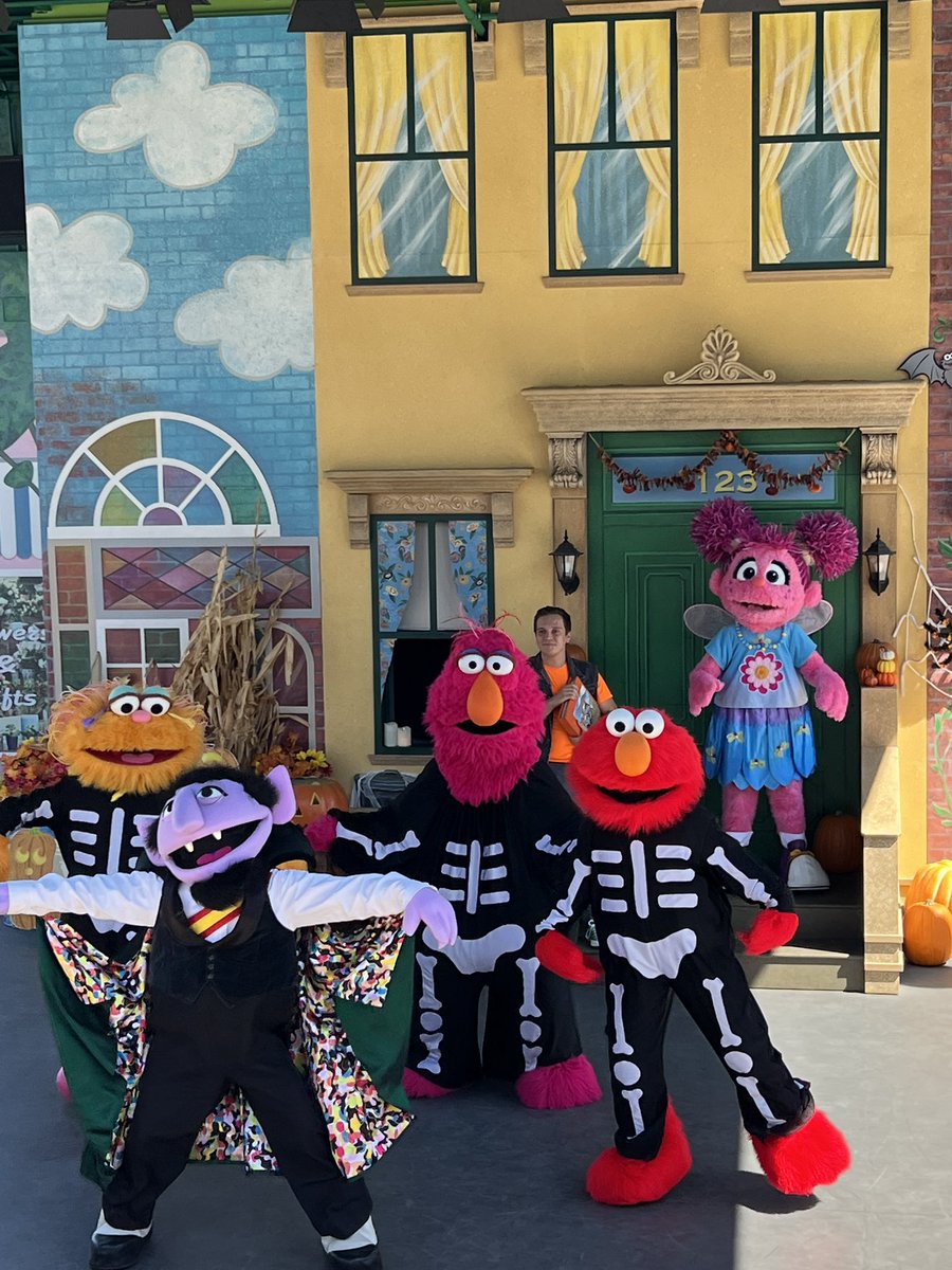 BobaMomAdv's tweet photo. Our first time at @sesameplaceca and it did not disappoint! We had such a great time at The Count’s #HalloweenSpooktacular. So much fun seeing our fav characters during the show, parade, and during photo ops

#SesamePlaceSanDiego #sesameplaceca #sesameplace #visitSD #sandiego https://t.co/AgDdkJERBN