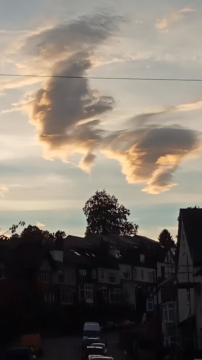 3dBiomat's tweet photo. Strange looking clouds over south yorkshire today... But pretty... https://t.co/ODcxMFJin6
