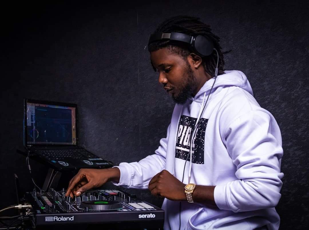 megajamfestival's tweet photo. Big news coming up from the legendary mix master๐๐พ Yโall ainโt ready for this one!!!๐ฅ๐ฅ๐ฅ @dj_rampage232
#deejayrampage #freetown #sierraleone #salone #megajamfestival #ontherampage #switsalone #beachfestival #saloneborbor #travelsalone #decembervibes #dettydecember https://t.co/3dkeBkql7o