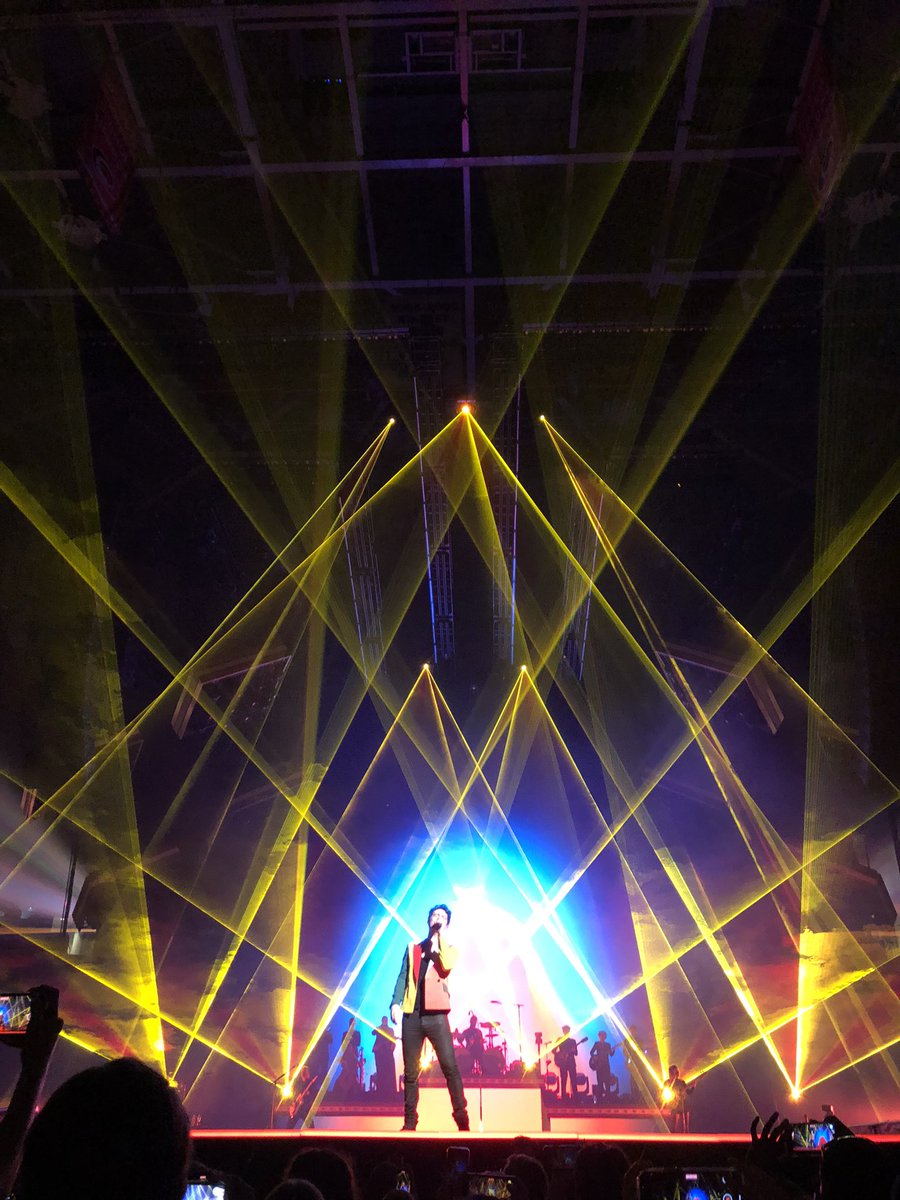 emsilly___'s tweet photo. A surreal night where I saw @jakewrogers and cried and @PanicAtTheDisco and cried some more! #vivalasvengeancetour 🌈 https://t.co/d432CuYido