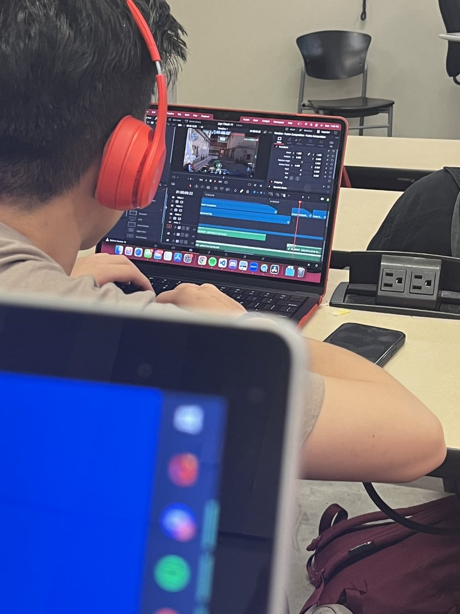 606ericaa's tweet photo. the kid in front of me in class is editing a Valorant clip montage rn https://t.co/ojMxukx4MO