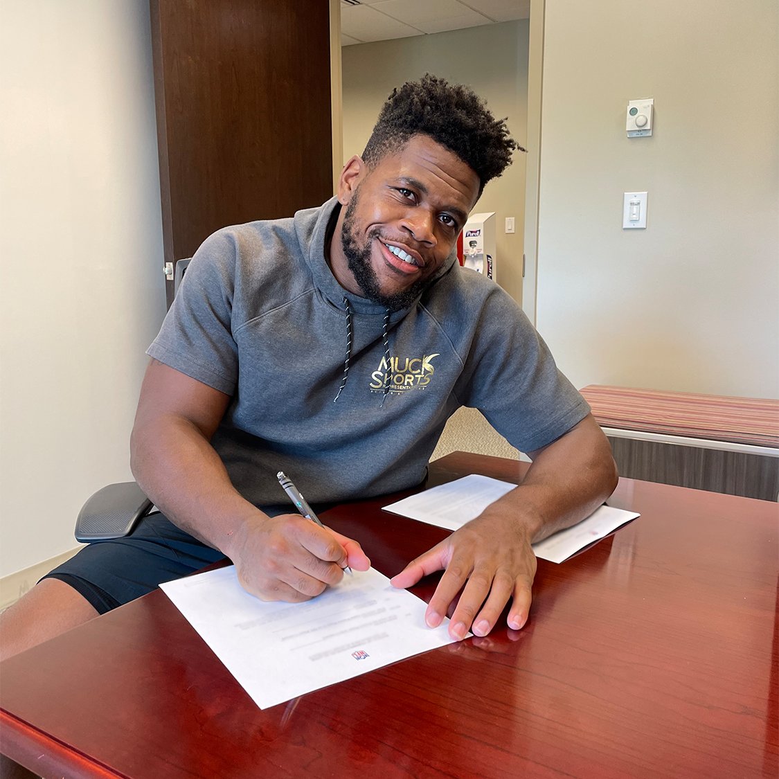 AtlantaFalcons's tweet photo. Signed and Sealed ✍️ https://t.co/7HF9n4QaLK