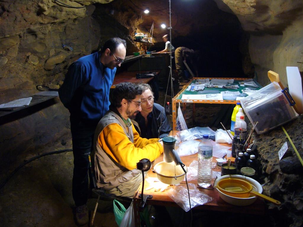 IBE_Barcelona's tweet photo. Carles colaboró con #Paabo en la secuenciación del #primer #genoma #neandertal a partir de fósiles hallados en Croacia, Rusia, Alemania y en la cueva de El #Sidrón (Asturias).
En la imagen, #LaluezaFox acompaña a #Paavo y #AntonioRosas por esta gruta. https://t.co/AgnUsJjH6Z