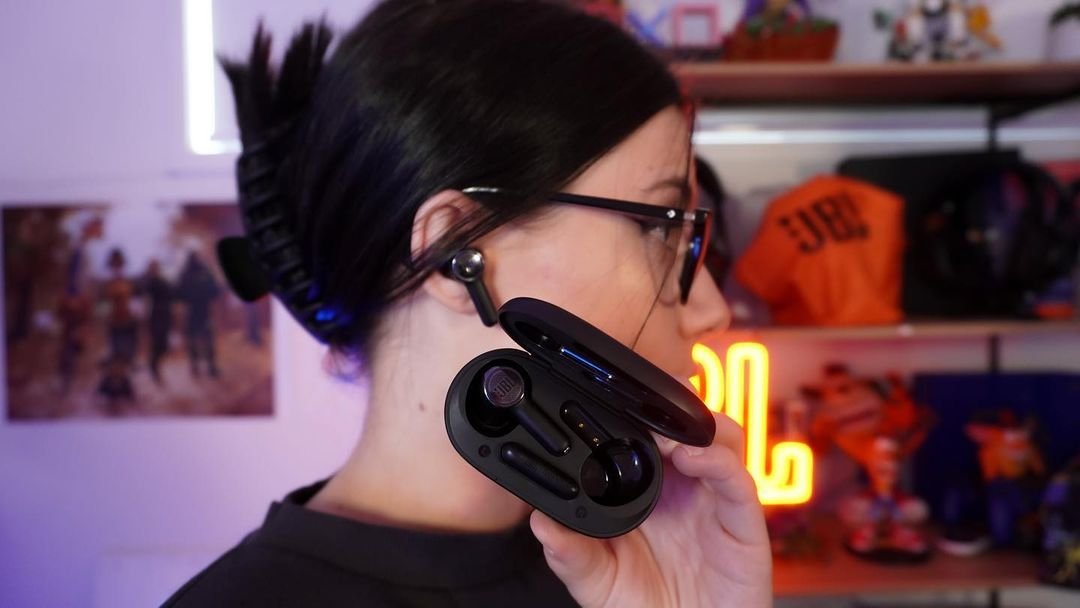 WE MAKE WIRELESS EARBUDS FOR GAMING ❗❗  Want what @liessshy is wearing? Cop your own 👇   