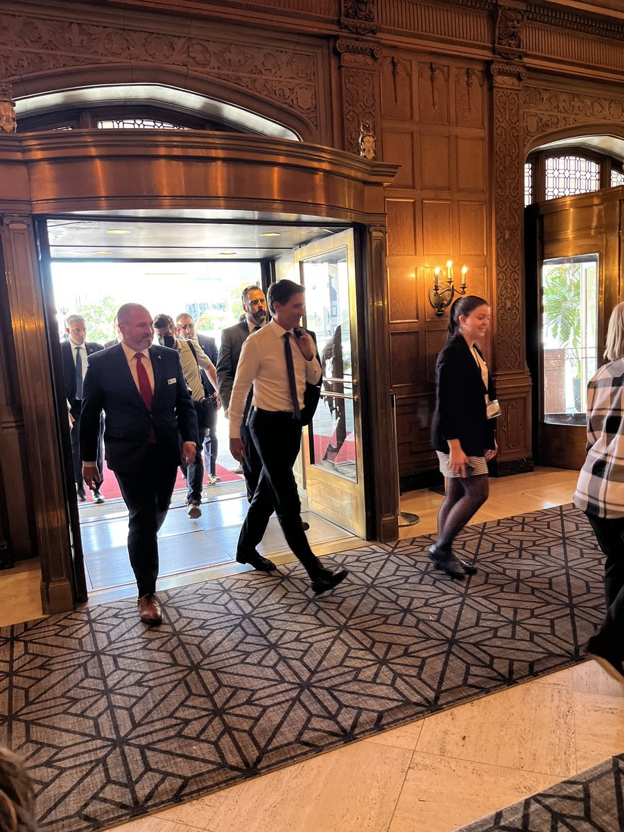 nahannipwc's tweet photo. My very first trip to Ottawa has had sunshine, beautiful #architecture, #Parliament buildings, and… a PM spotting! 

My capital city bingo card is complete!

@JustinTrudeau #Ottawa #PrimeMinister #Canada https://t.co/tVGpqXIj2E